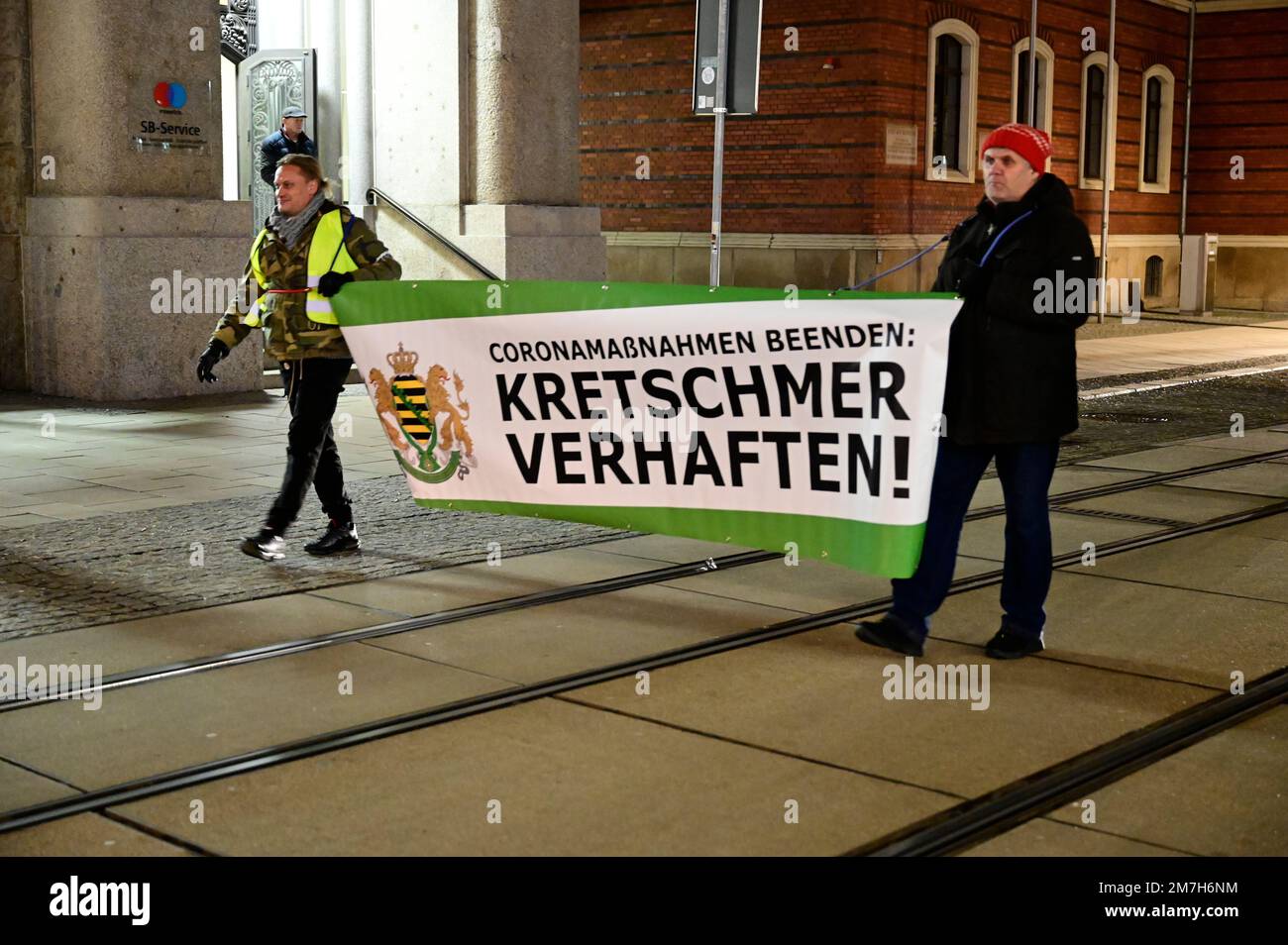 Am Postplatz fand am Montagabend erneut eine Kundgebung mit ca 300 Teilnehmern statt. Dabei hielten Personen unter anderem auch ein Plakat mit „Kretsc Foto Stock