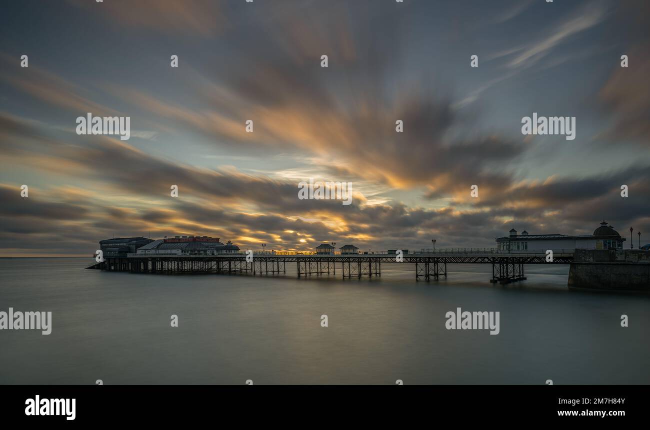Immagine a lunga esposizione di Cromer Pier, Norfolk all'alba Foto Stock