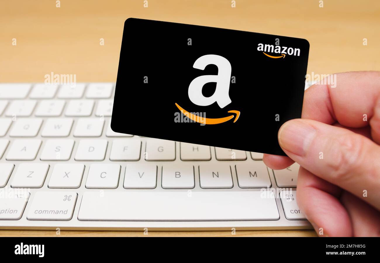 I buoni regalo Amazon possono essere utilizzati per acquistare articoli dal sito  Web Amazon.com tramite computer o dispositivo mobile Foto stock - Alamy