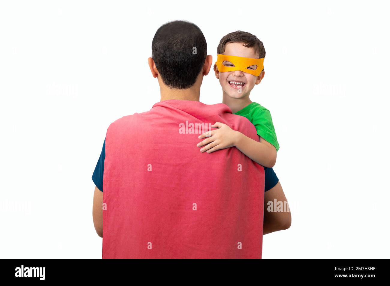 Il mio bellissimo super papà. Affettuoso bambino coccola il padre con amore, indossa una maschera arancione, vestita con costumi supereroi, fiducioso in difesa e papà Foto Stock
