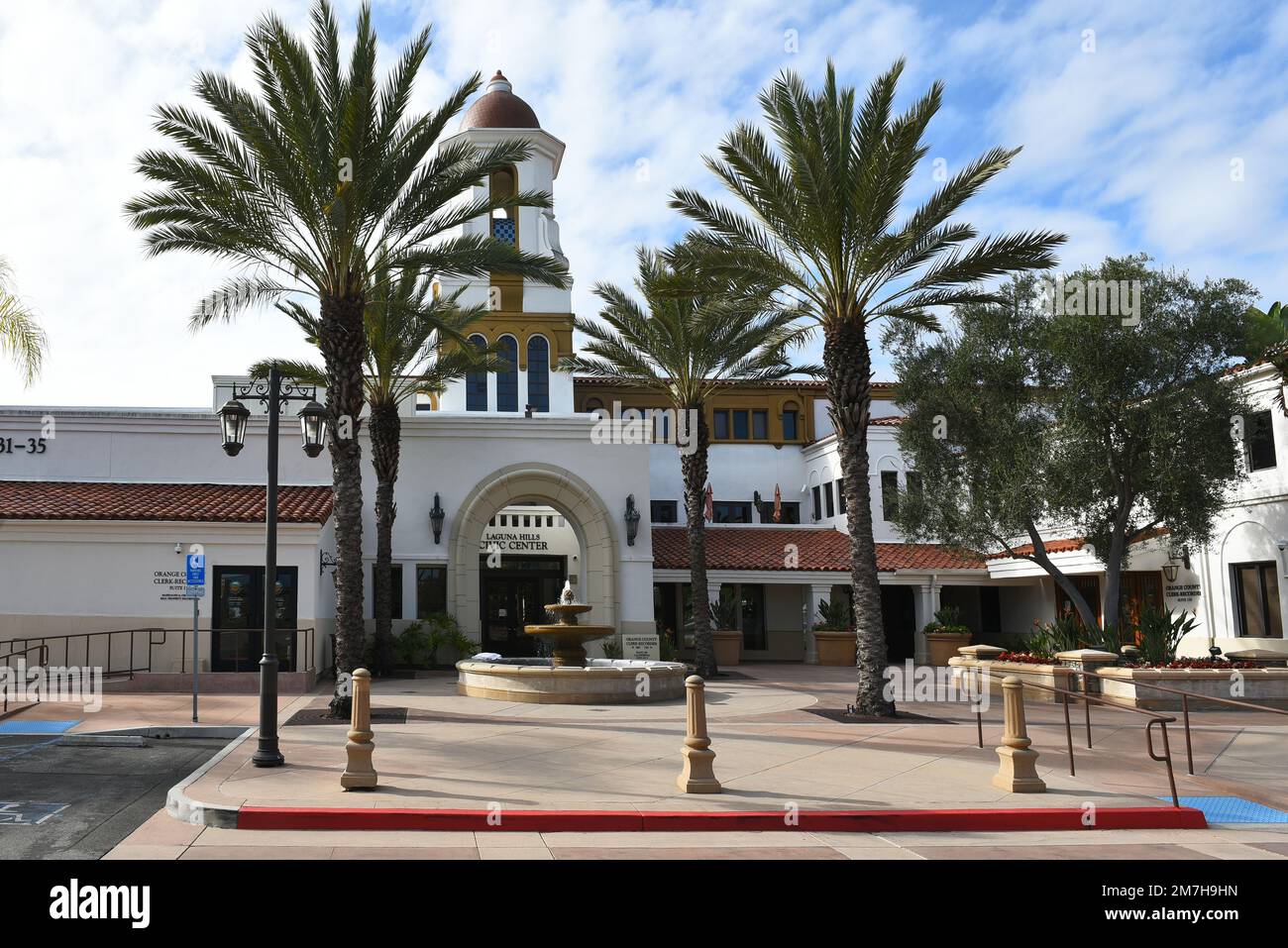LAGUNA HILLS, CALIFORNIA - 8 GENNAIO 2023: Il centro amministrativo di Laguna Hills su El Toro Road. Foto Stock