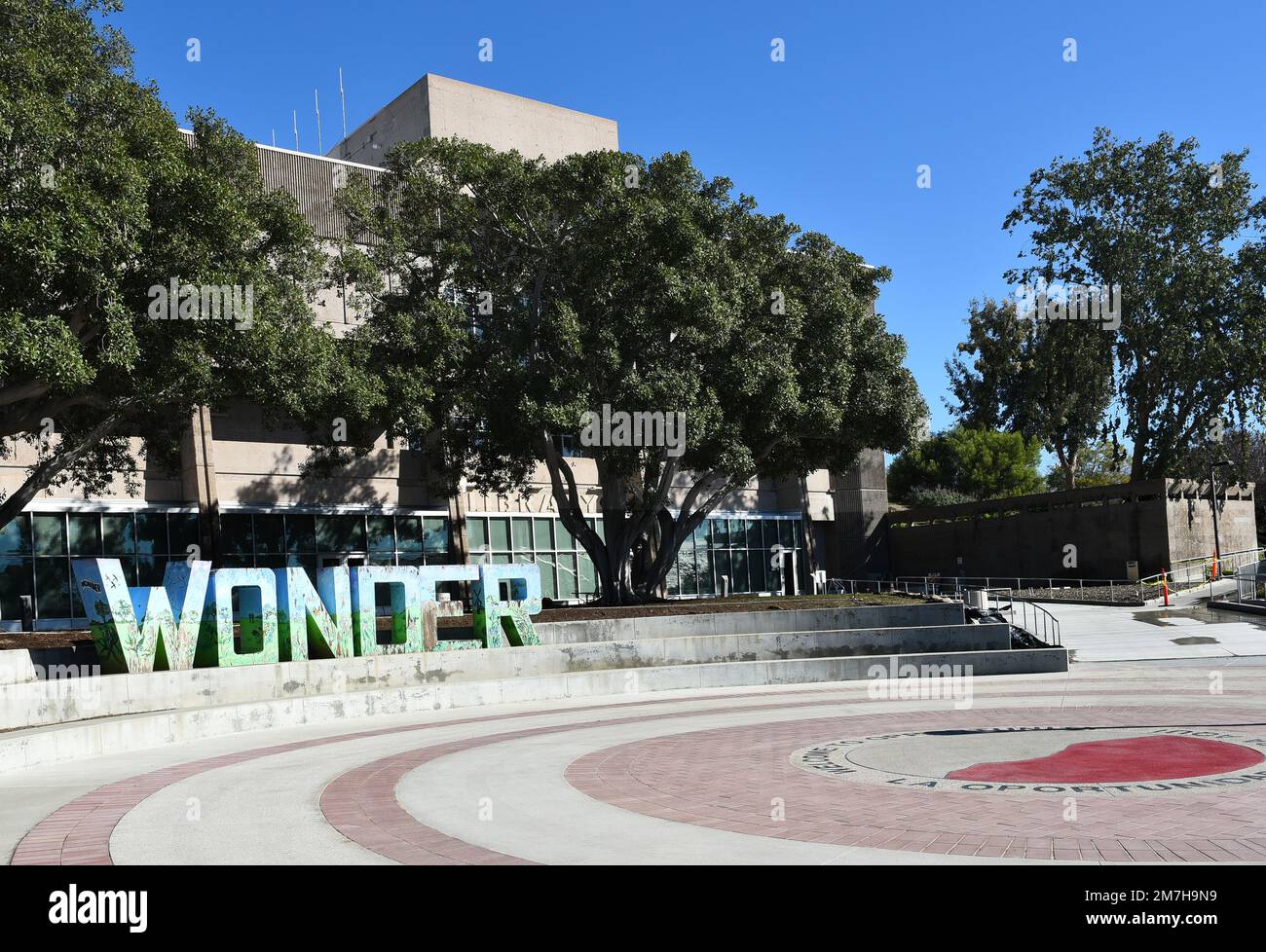 MISSIONE VIEJO, CALIFORNIA - 8 GEN 2023: Scultura di meraviglia nell'anfiteatro sul campus del Saddleback College. Foto Stock