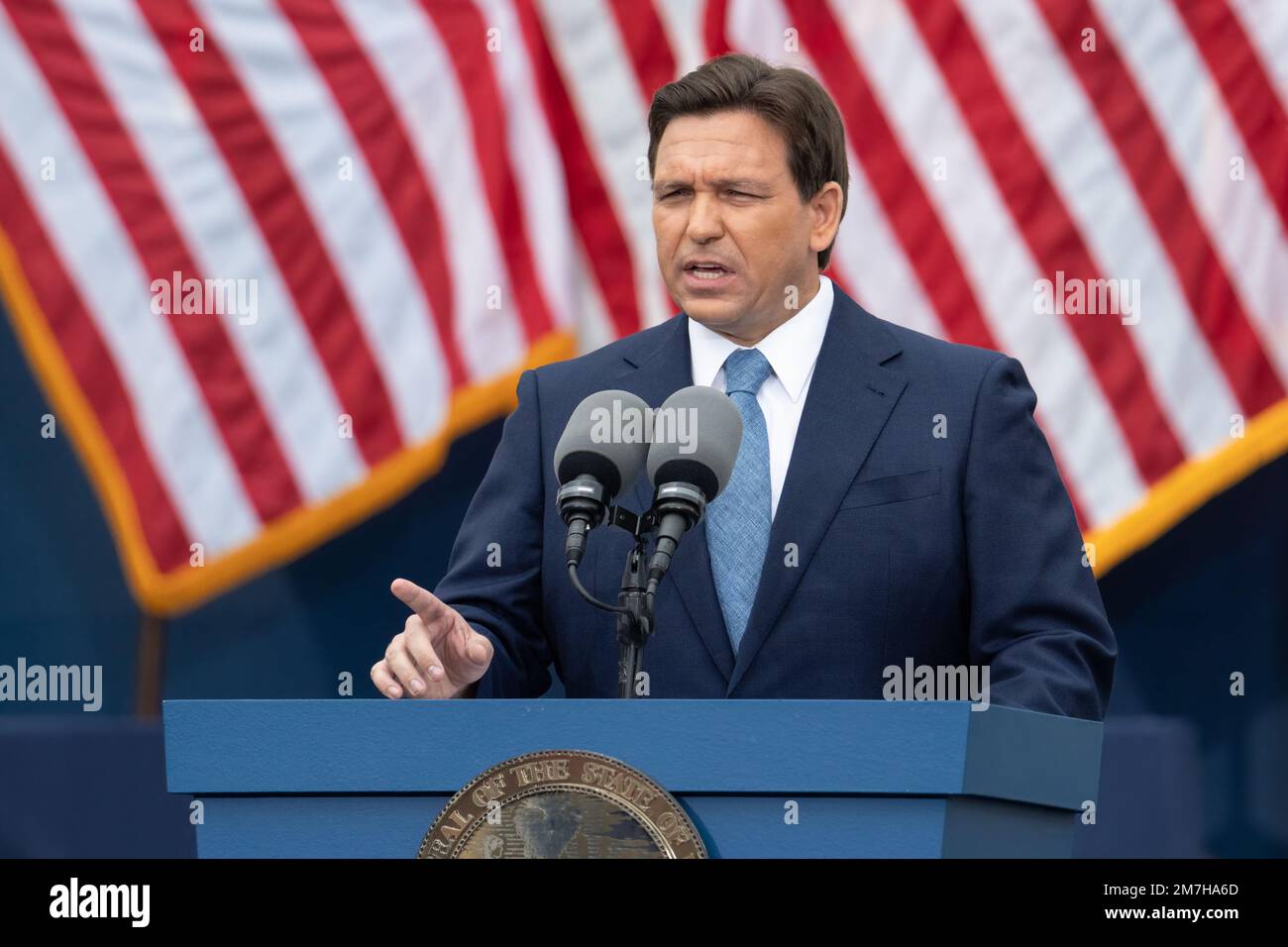 Gov. Ron DeSantis dà un discorso dopo essere stato giurato in per il suo 2nd mandato come Governatore della Florida il 3 gennaio 2023. Foto Stock