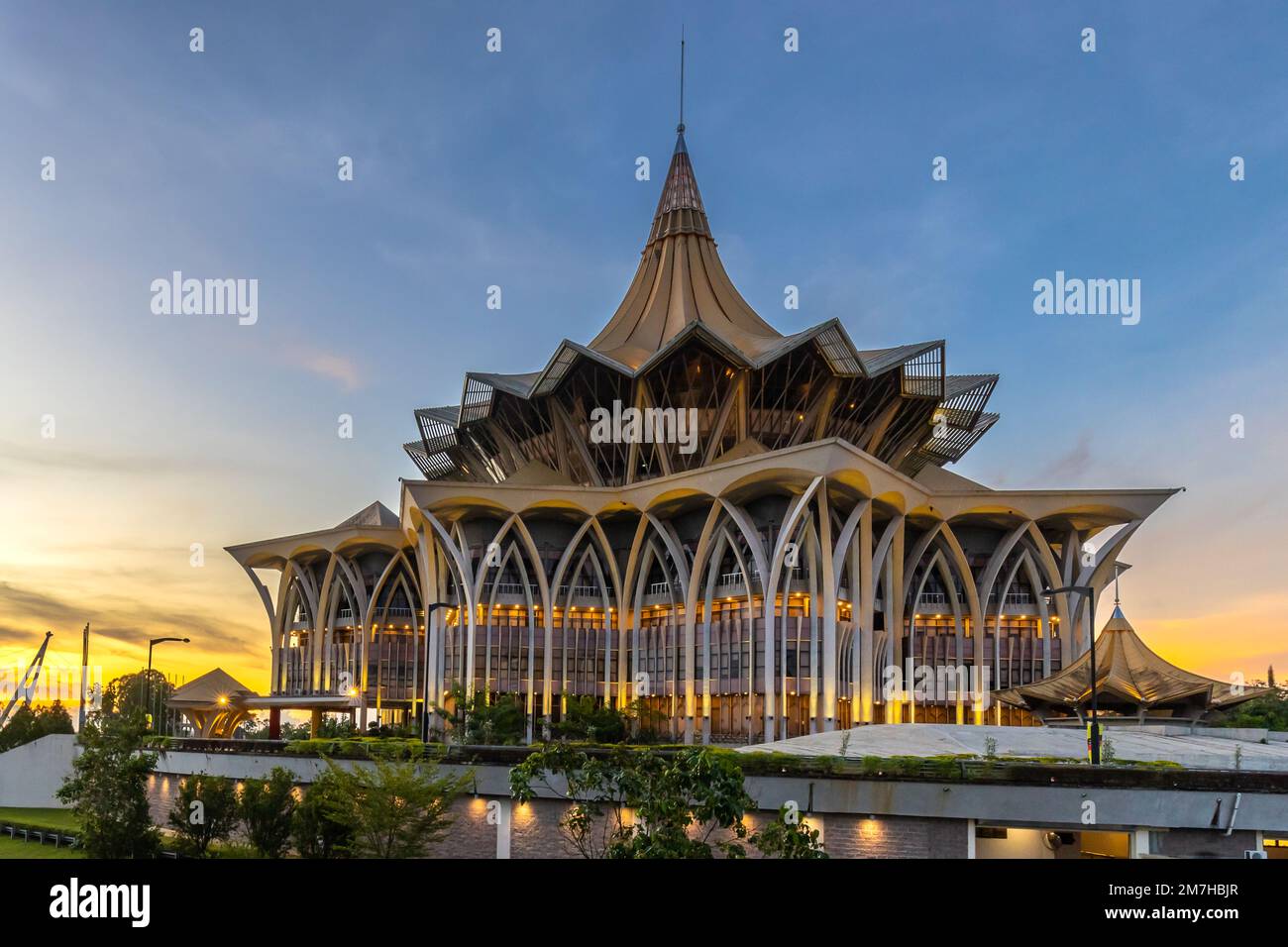 L'Assemblea legislativa dello Stato di Sarawak è l'attuale complesso legislativo statale di Sarawak, a Kuching, Malesia. Foto Stock