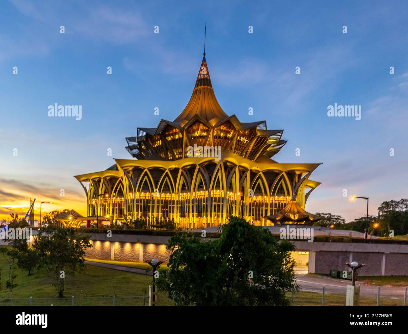 L'Assemblea legislativa dello Stato di Sarawak è l'attuale complesso legislativo statale di Sarawak, a Kuching, Malesia. Foto Stock