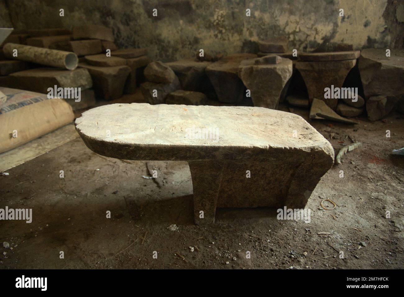 Un artefatto megalitico non datato a Batujaya, un villaggio che è anche un sito archeologico dove le prove di civiltà preistorica e storica si trovano a Karawang, Giava Occidentale, Indonesia. Foto Stock