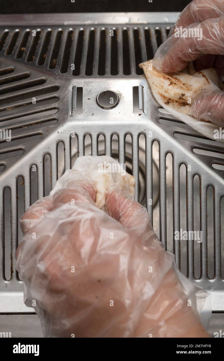 pulizia di una cappa filtrante oleosa da un ventilatore da cucina a composizione verticale Foto Stock