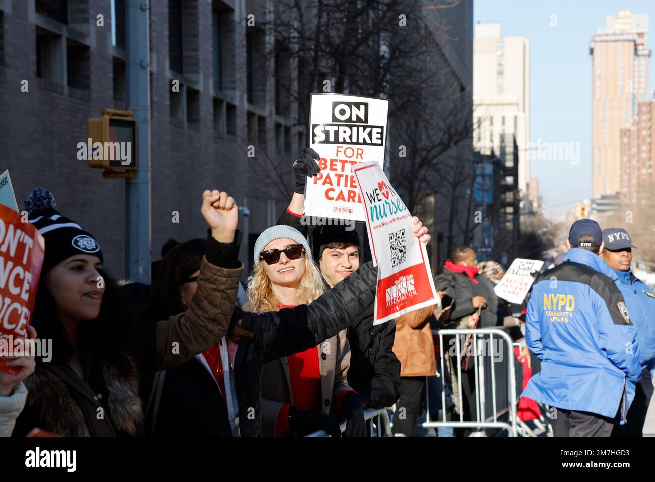 Lunedì 9 gennaio 2023 NYC infermieri andare in sciopero di fronte al Monte Sinai ospedale Madison Ave NYC Foto Stock