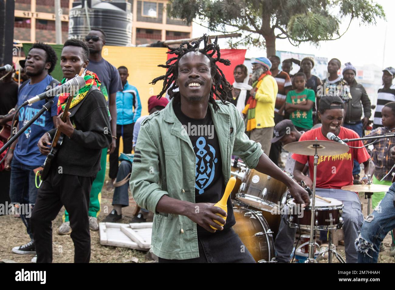 I musicisti intrattengono i festaioli durante un concerto reggae per commemorare l'inclusione di Nakuru nella rete delle città creative dell'UNESCO come città di cultura e arti folcloristiche in un terreno aperto vicino alla città di Nakuru. L'evento musicale reggae è stato fatto per diffondere la felicità e le buone vibrazioni nella società. Foto Stock