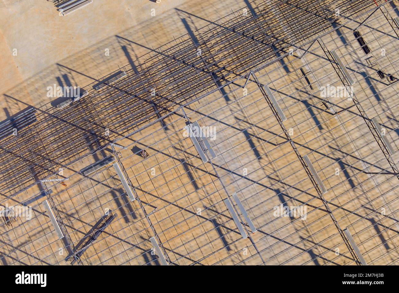 In fase di costruzione, la struttura portante del tetto in metallo è in acciaio durante la costruzione Foto Stock