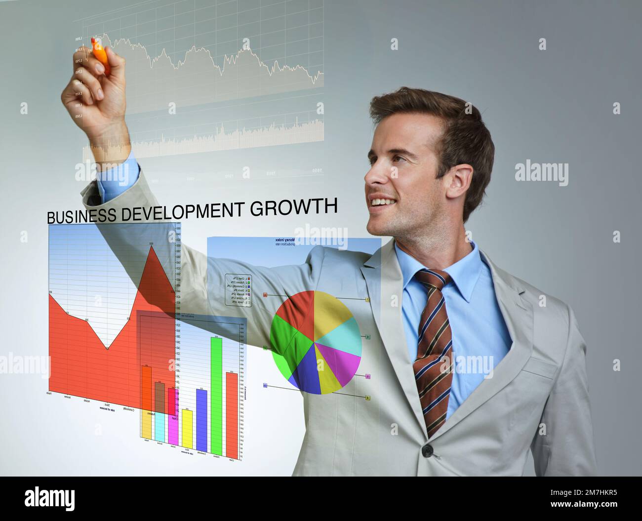 Utilizzo di tecnologie moderne per il business interattivo. un uomo d'affari che utilizza un'interfaccia digitale. Foto Stock