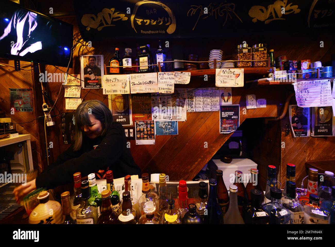 Un vivace bar nell'area bar Golden Gai a Kabukicho, Shinjuku, Tokyo, Giappone. Foto Stock