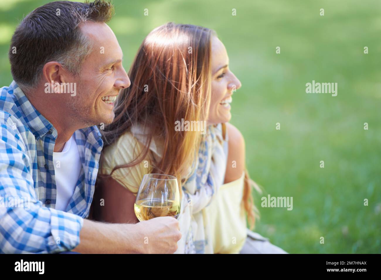 Avere un picnic romantico all'aperto. una coppia sposata che si gode un picnic all'aperto. Foto Stock