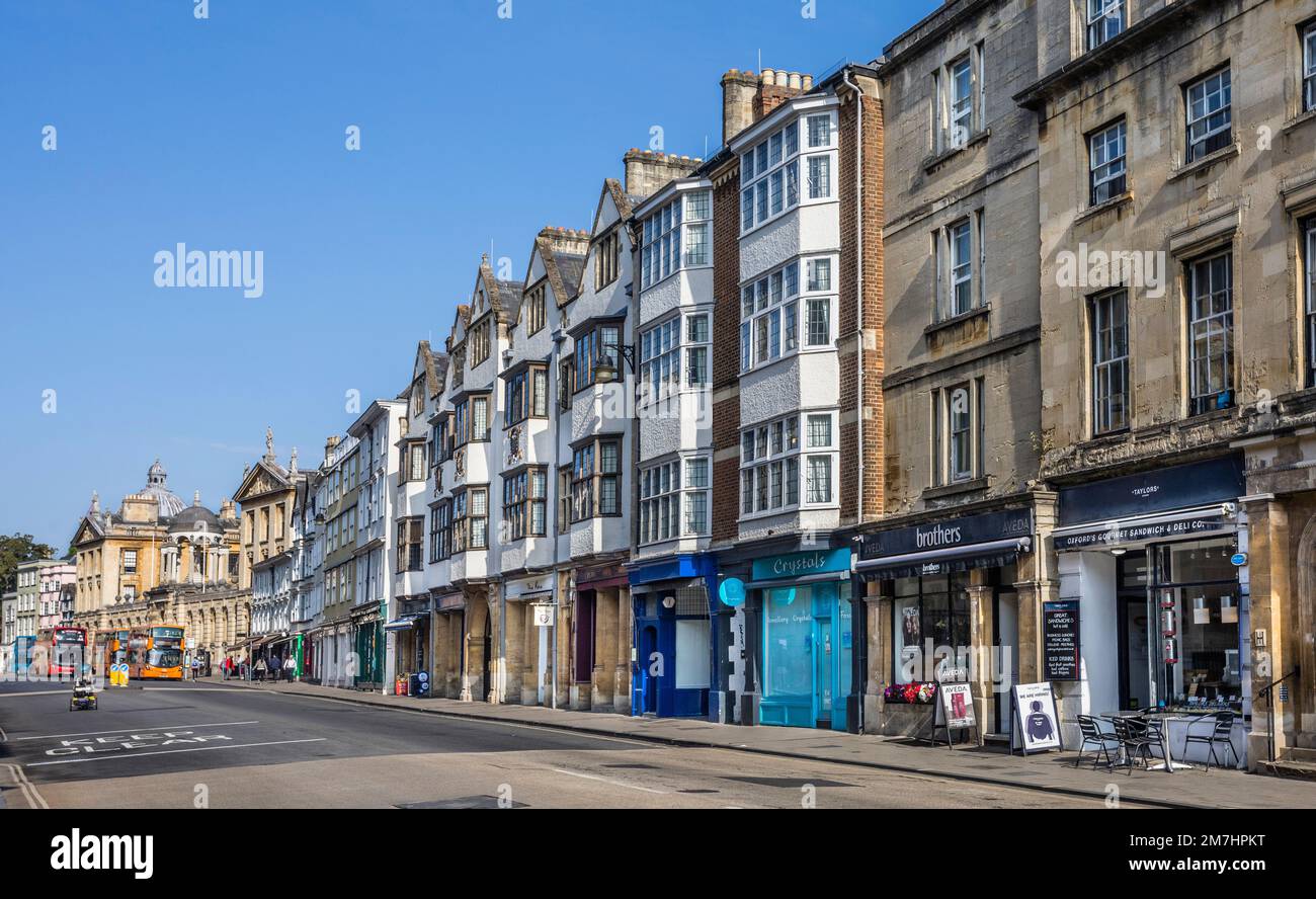 Le facciate delle case e dei negozi di Oxford High Street, Oxfordshire, Inghilterra sudorientale Foto Stock