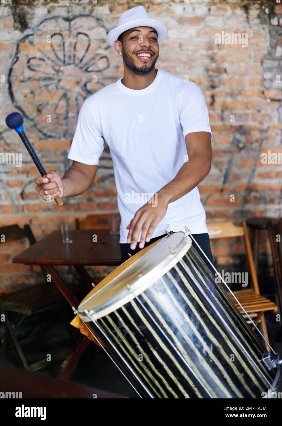 Gioca al ritmo brasiliano. Una band che suona i loro strumenti a percussione in un ambiente brasiliano. Foto Stock