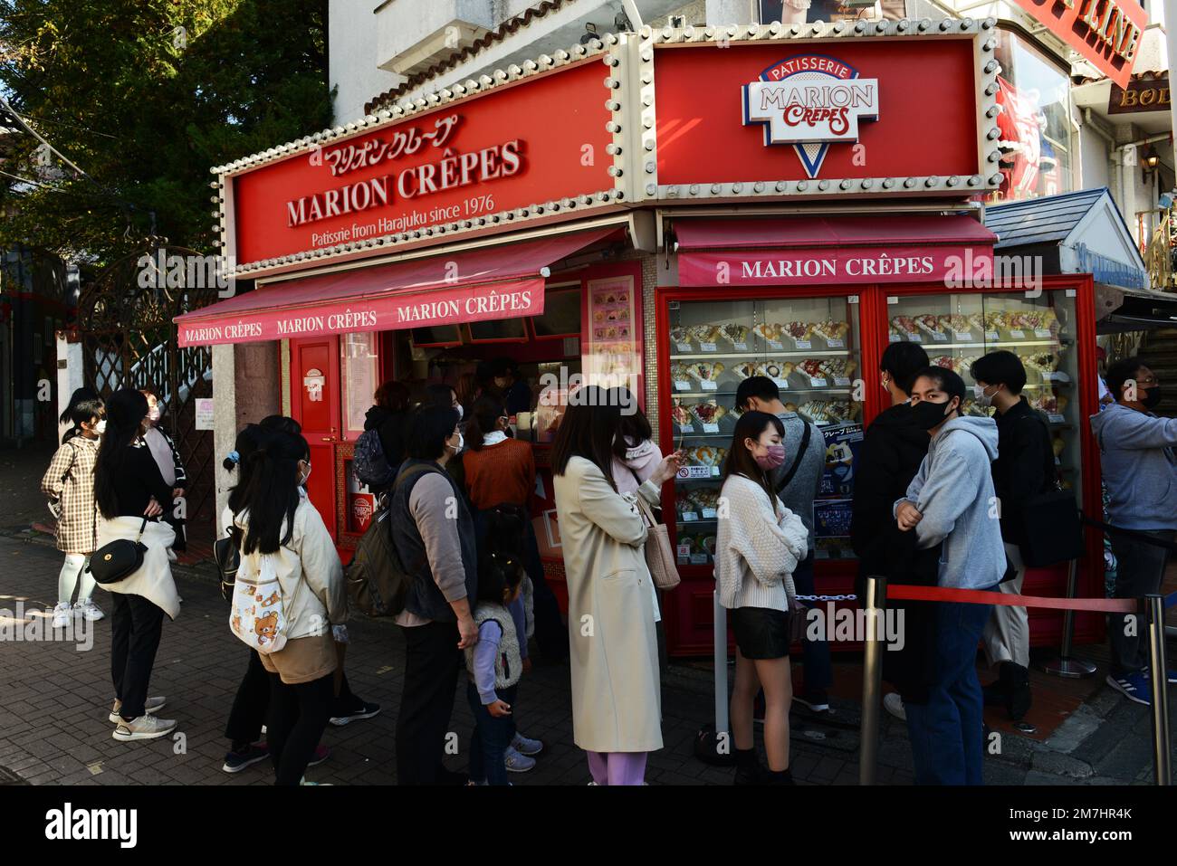 La vivace via Takeshita a Harajuku, Tokyo, Giappone. Foto Stock