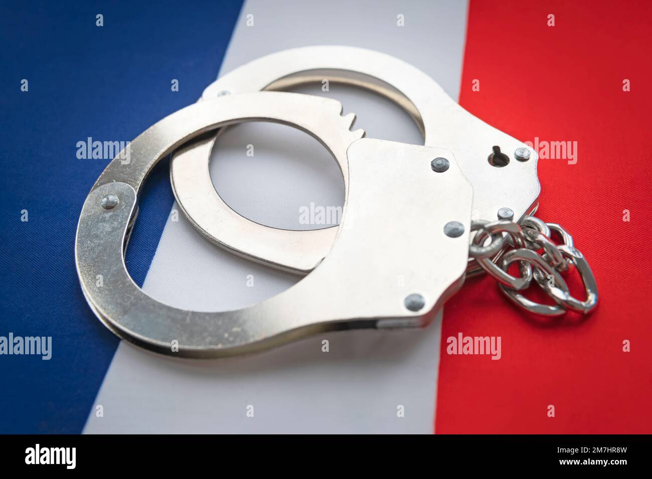 bandiera della francia e manette della polizia. Il concetto di criminalità e di reati nel paese. il concetto di criminalità nello stato o nel governo del paese. Foto Stock