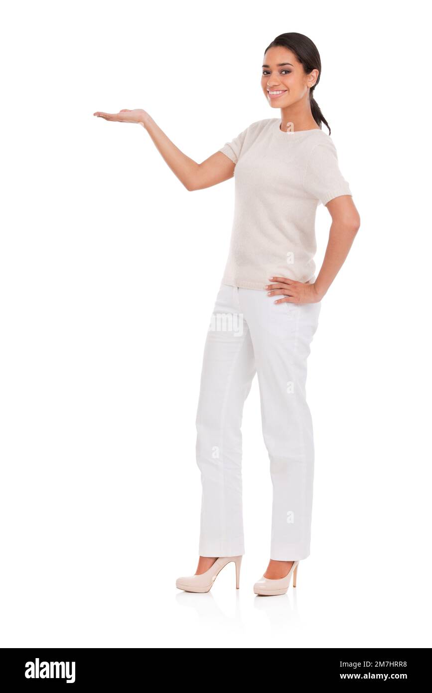 Questo prodotto ha il mio pieno sostegno. Ripresa a tutto schermo di una giovane donna attraente che punta verso il copyspace. Foto Stock