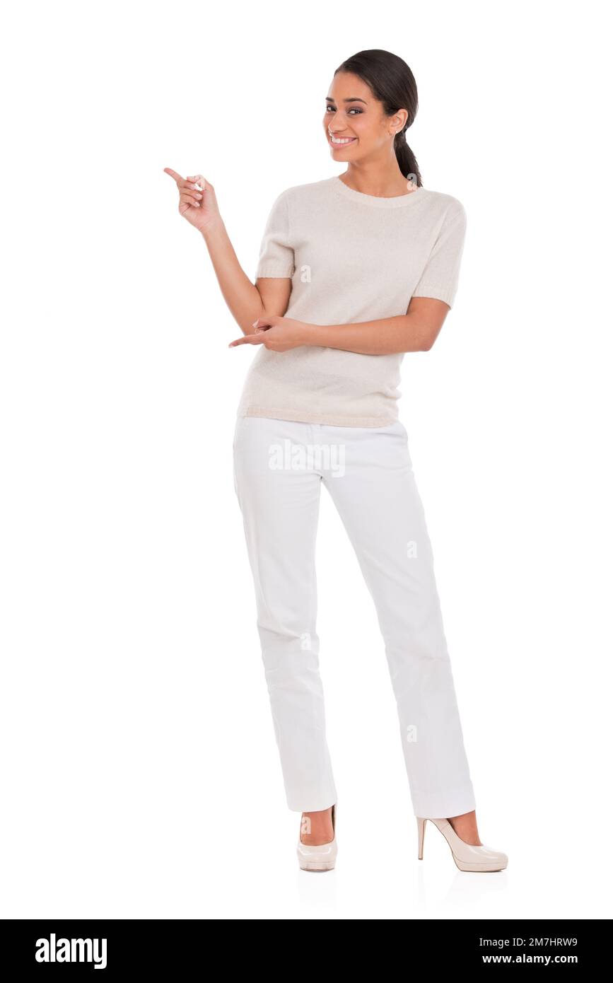 Questo prodotto ha il mio pieno sostegno. Ripresa a tutto schermo di una giovane donna attraente che punta verso il copyspace. Foto Stock