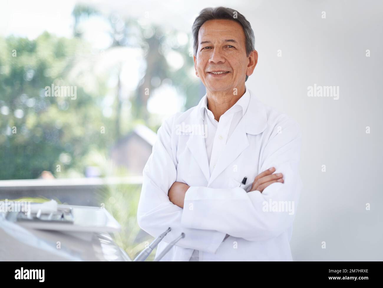 Faccia amichevole del vostro dentista della famiglia. Ritratto di un chirurgo maschio maturo in piedi in ospedale. Foto Stock