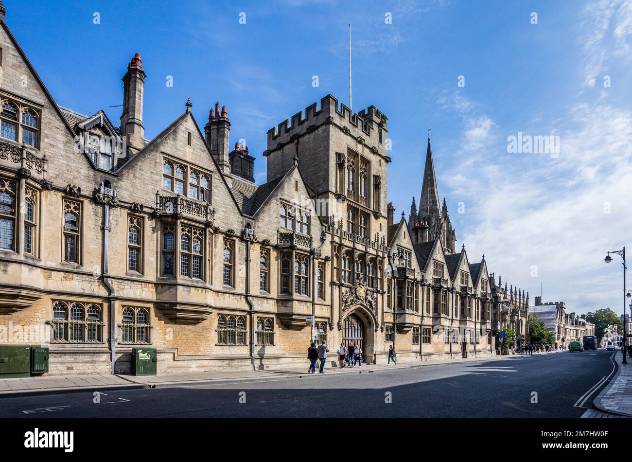 Di fronte al Brasenose College, Oxford University, con St Mary's sullo sfondo, Oxfordshire, Inghilterra sudorientale Foto Stock