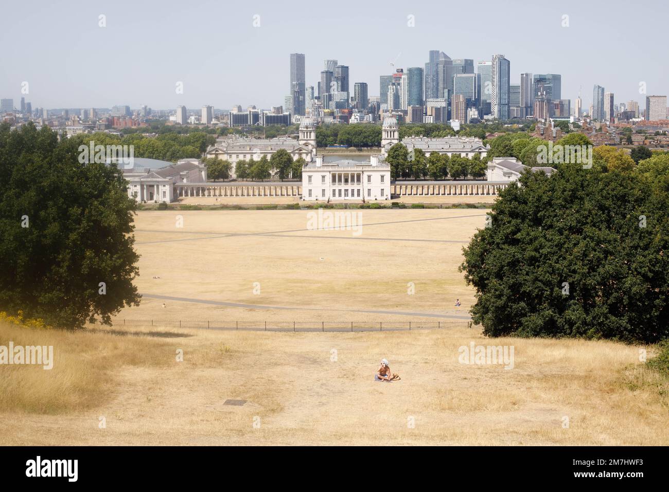 Pechino, Gran Bretagna. 18th luglio, 2022. Un uomo siede a Greenwich Park a Londra, in Gran Bretagna, il 18 luglio 2022. Nel mese di luglio, il Regno Unito (Regno Unito) ha registrato la sua temperatura più alta mai registrata. Credit: Tim Ireland/Xinhua/Alamy Live News Foto Stock