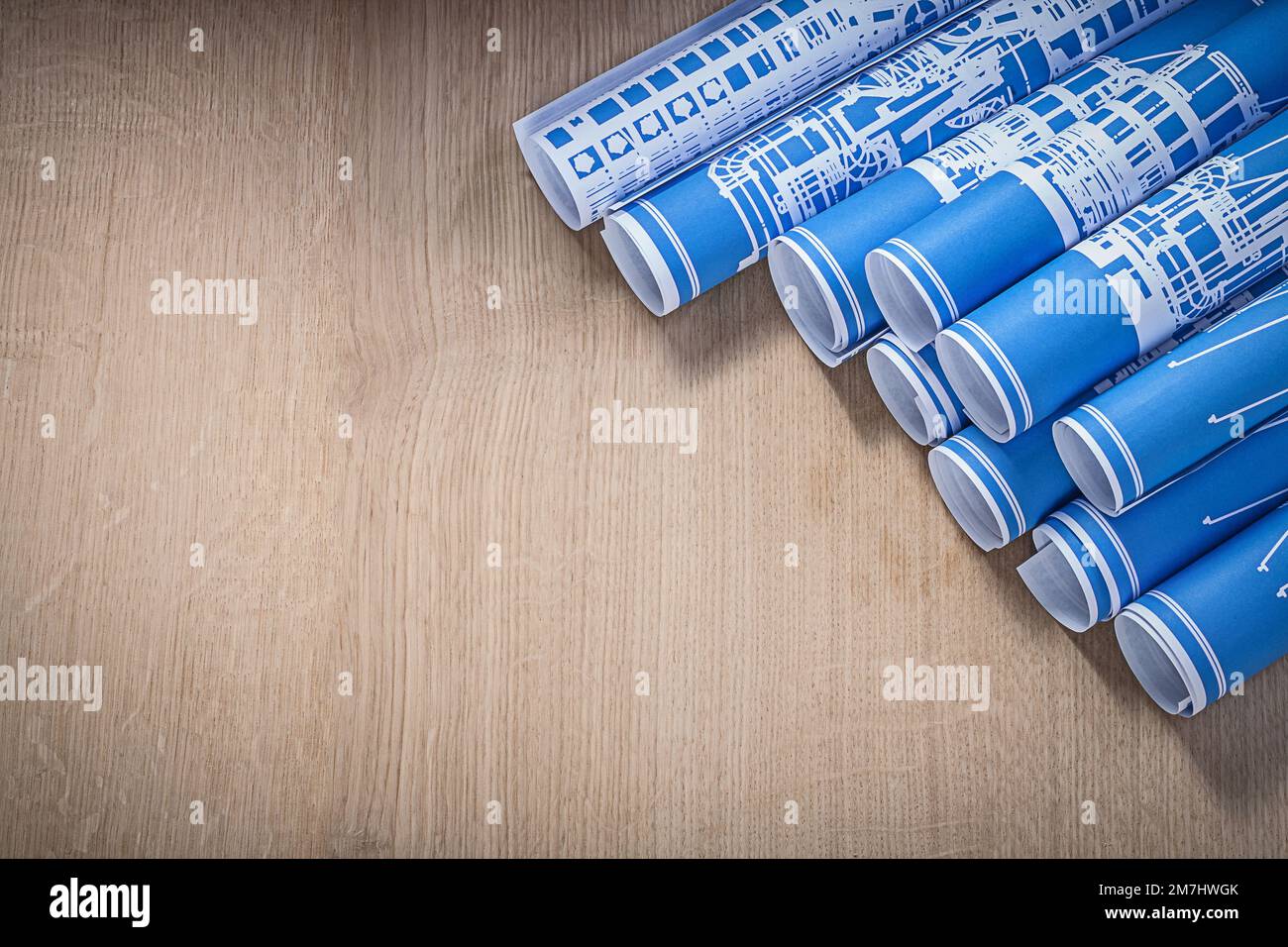 Piani di costruzione blu su concetto di manutenzione del pannello di legno. Foto Stock