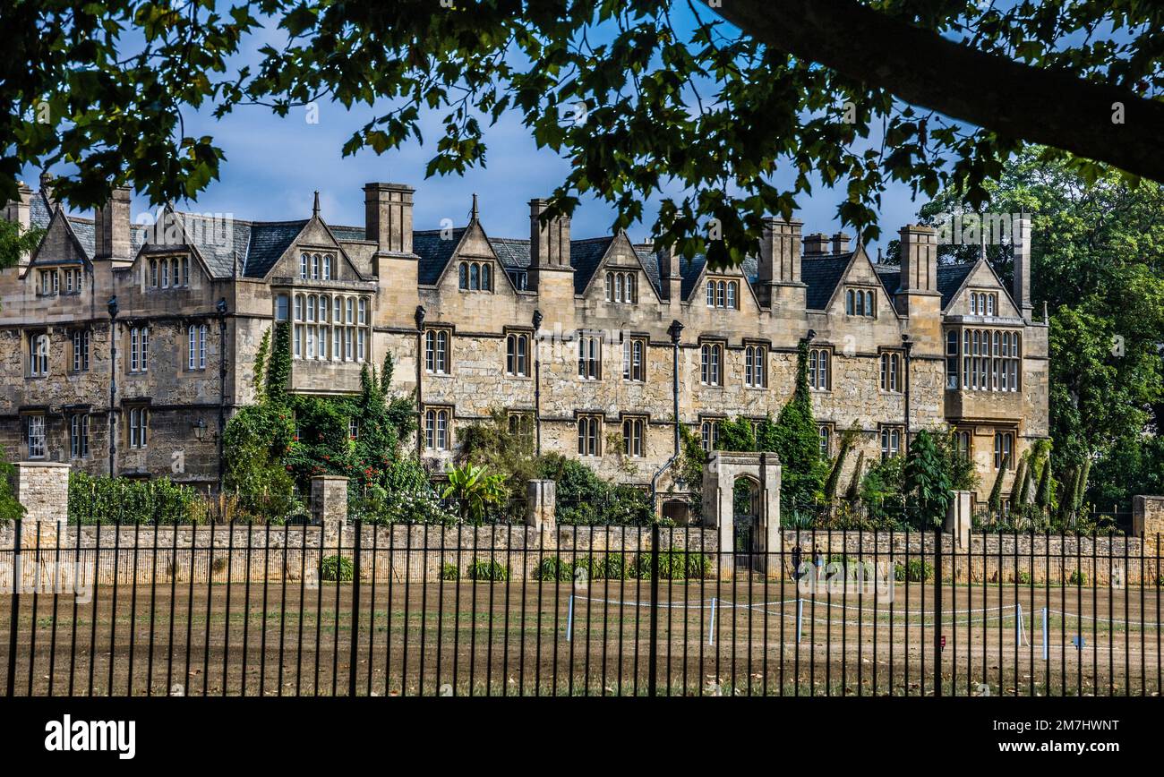 Merton College, Università di Oxford, visto in Merton Fields, Oxfordshire, Inghilterra sudorientale Foto Stock