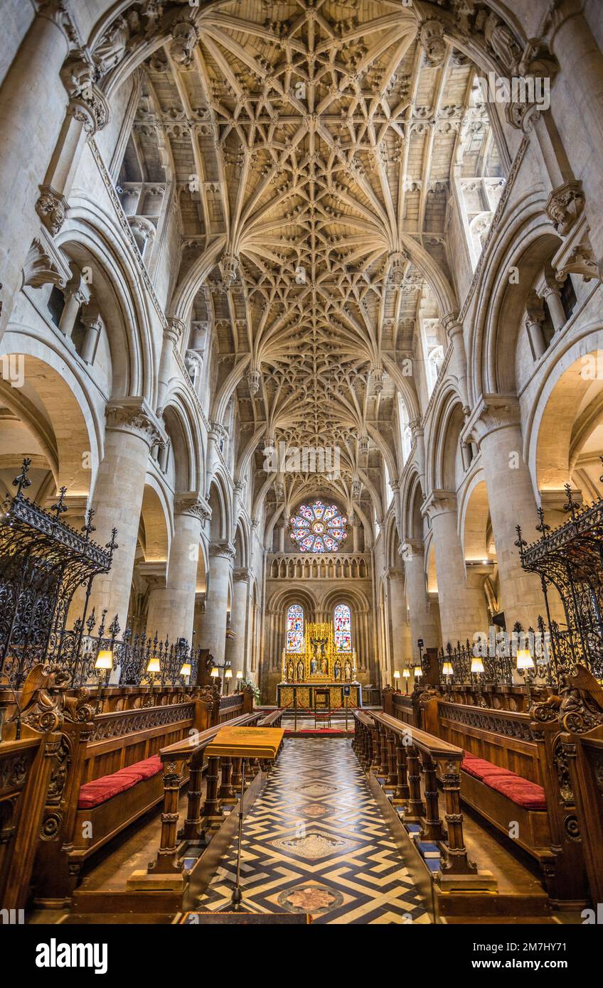 Coro e soffitto a volta del 16th ° secolo Christ Church Cathedral, Oxford guardando verso l'altare, Oxfordshire, Inghilterra sudorientale Foto Stock