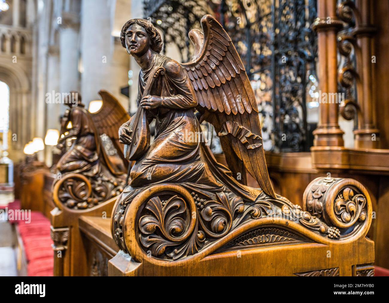 Angeli musicali scolpiti in una zampa della Christ Church Cathedral, Oxford, Oxfordshire, Inghilterra sudorientale Foto Stock
