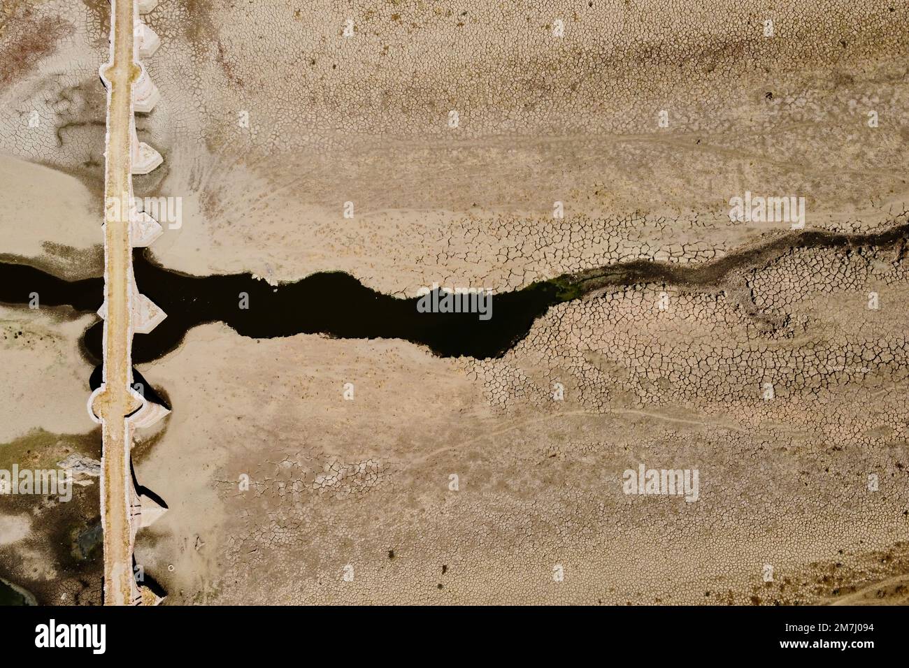 Pechino, Cina. 15th ago, 2022. Questa foto aerea scattata il 15 agosto 2022 mostra una vista del bacino idrico di Cijara in Estremadura, Spagna. Nel 2022 la Spagna ha sofferto di ondate di calore. Mancanza di pioggia ha lasciato volumi di acqua nei suoi serbatoi a meno di 40 percento delle loro capacità di deposito. Credit: Meng Dingbo/Xinhua/Alamy Live News Foto Stock