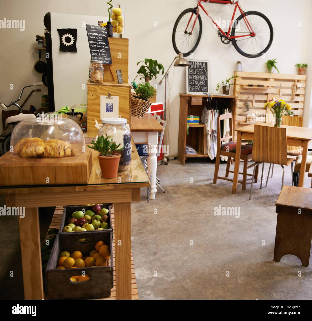 Bar caratteristico all'angolo. una caffetteria vuota. Foto Stock