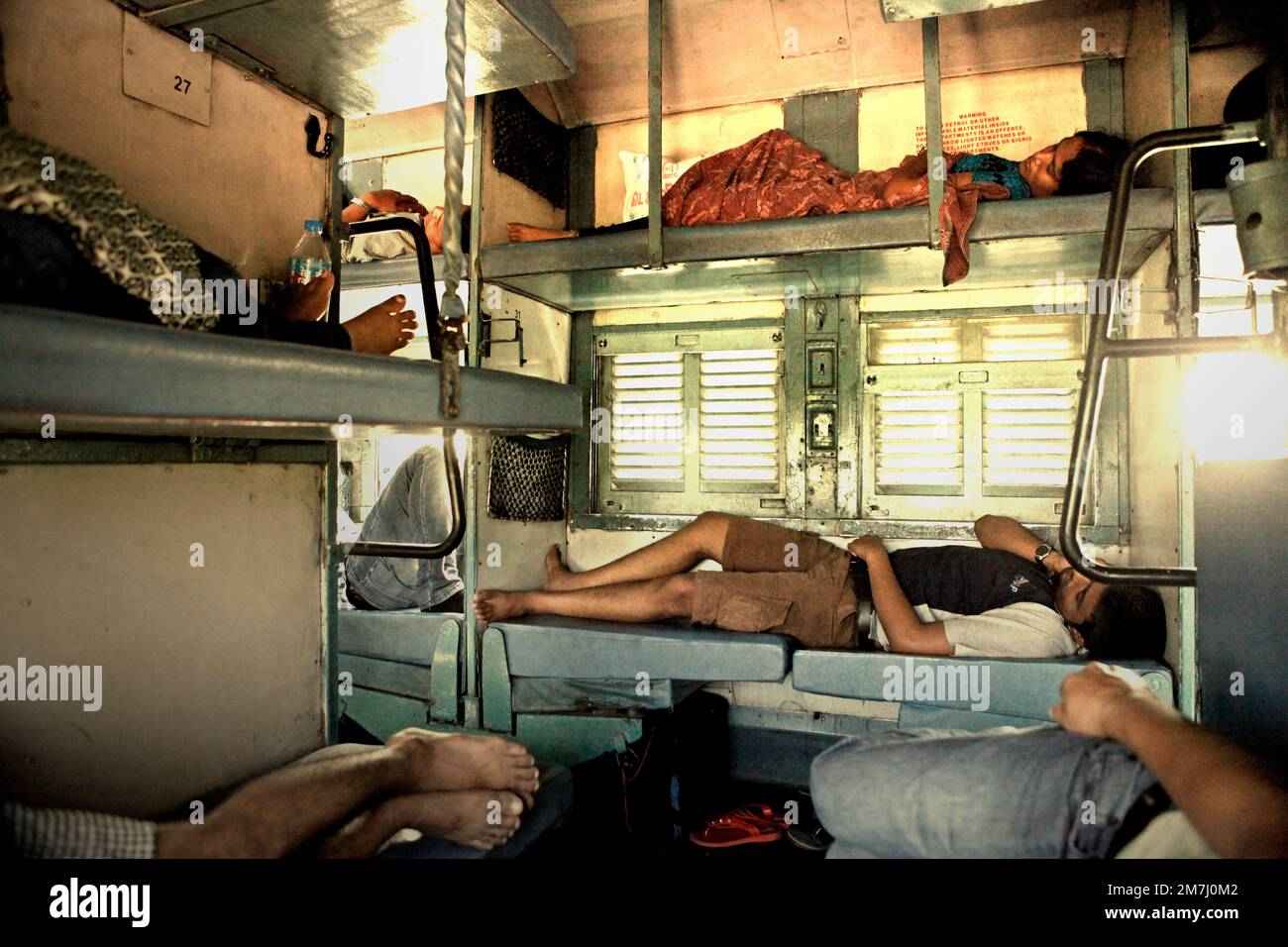 Passeggeri che dormono in classe letto del servizio ferroviario India; fotografati alla stazione ferroviaria di Nuova Delhi, India. Foto Stock