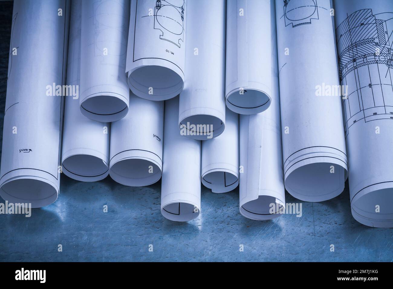 Varietà di progetti ingegneristici su un concetto di architettura e di costruzione di sfondo metallico graffiato. Foto Stock