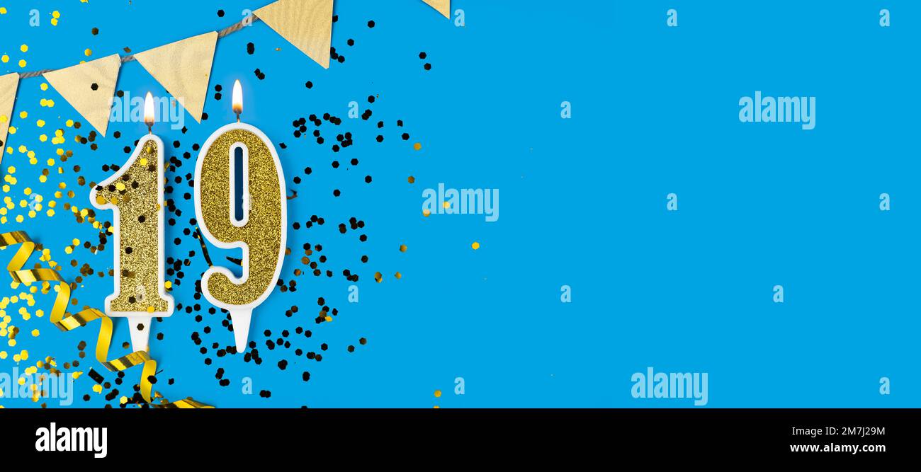 Candela d'oro numero 19 su sfondo blu. Biglietto d'auguri con l'iscrizione undicesimo compleanno. Concetto di anniversario o compleanno. Spazio di copia. Foto Stock