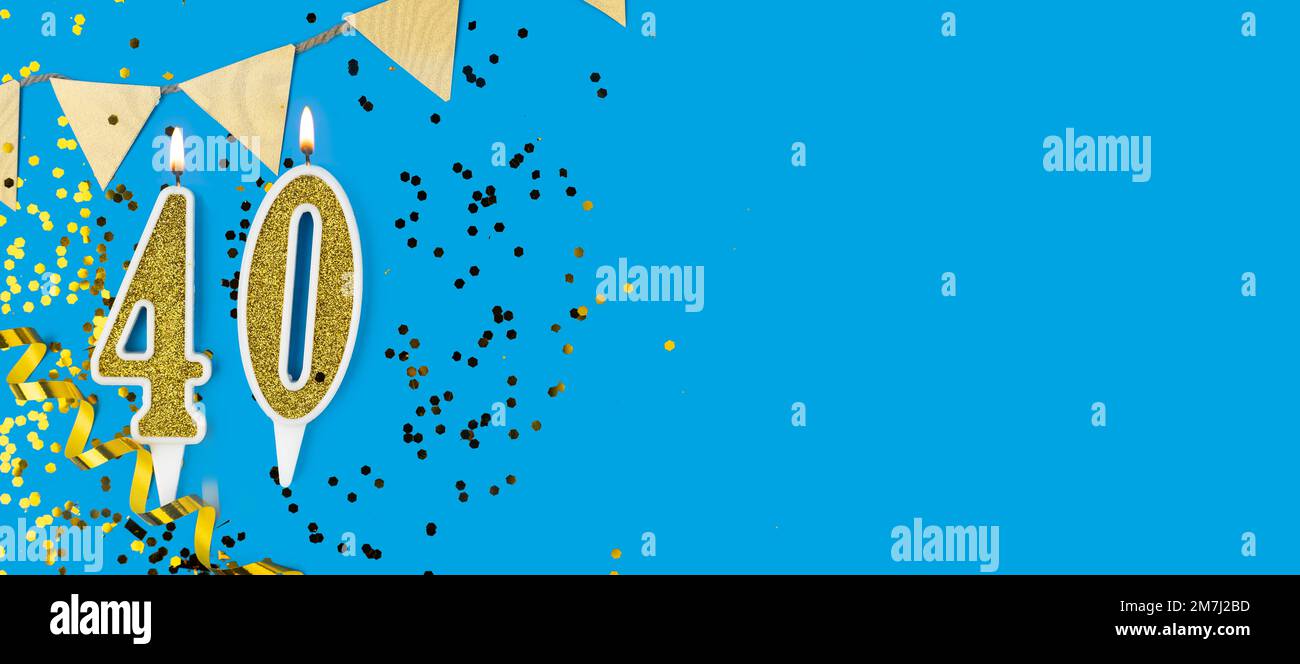 Candela d'oro numero 40 su sfondo blu. Foto Stock