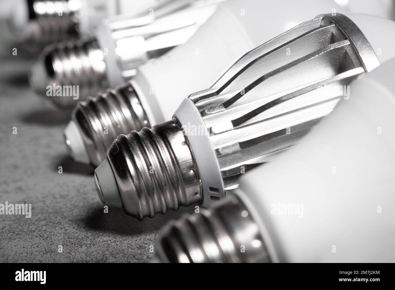 E27 base delle lampade a LED con radiatore su sfondo grigio Foto Stock
