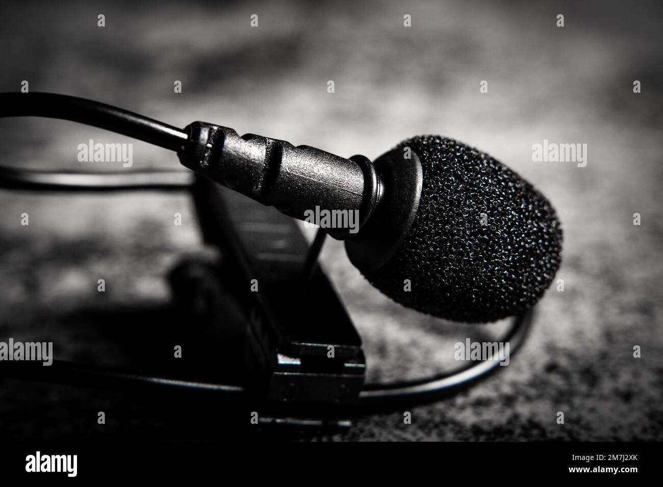 Vista ravvicinata di un microfono lavalier. Apparecchiature sonore o vocali per la registrazione Foto Stock