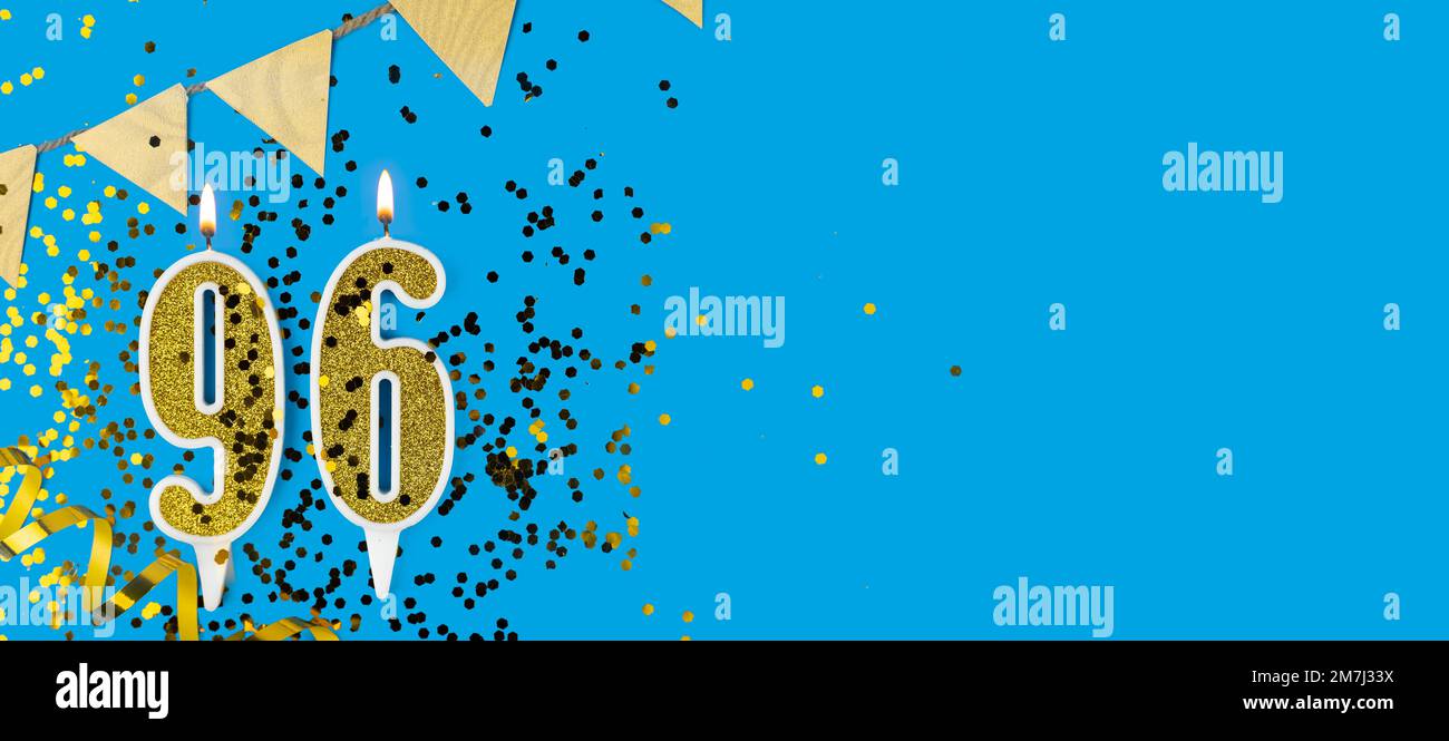 Candela d'oro numero novanta sei. Cartellino di compleanno o anniversario con l'iscrizione 96 su sfondo blu. Celebrazione dell'anniversario. Banner. Foto Stock