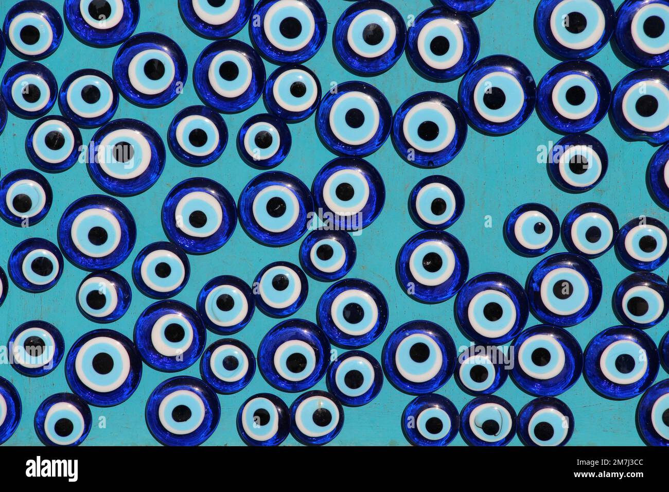 Blu perline male occhio, sfondo. Arte tradizionale del vetro prodotta in Turchia. Foto Stock