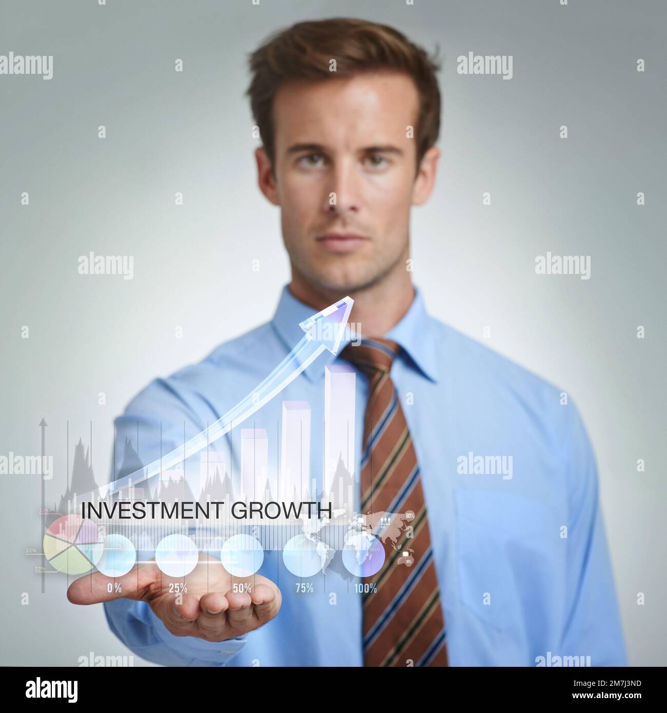 Il ill si assicura che il vostro margine di profitto cresce. un uomo d'affari che utilizza un'interfaccia digitale. Foto Stock