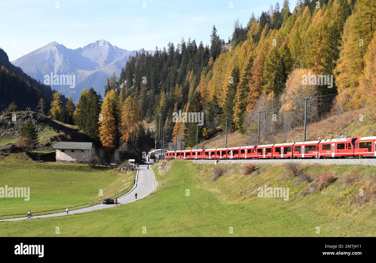 Pechino, Cina. 29th Ott 2022. Il treno passeggeri a scartamento ridotto più lungo del mondo si snoda sulla Ferrovia Retica in Svizzera, il 29 ottobre 2022. Il treno passeggeri a scartamento ridotto più lungo al mondo della Ferrovia Retica Svizzera è entrato nel Guinness dei primati. Credit: Lian Yi/Xinhua/Alamy Live News Foto Stock