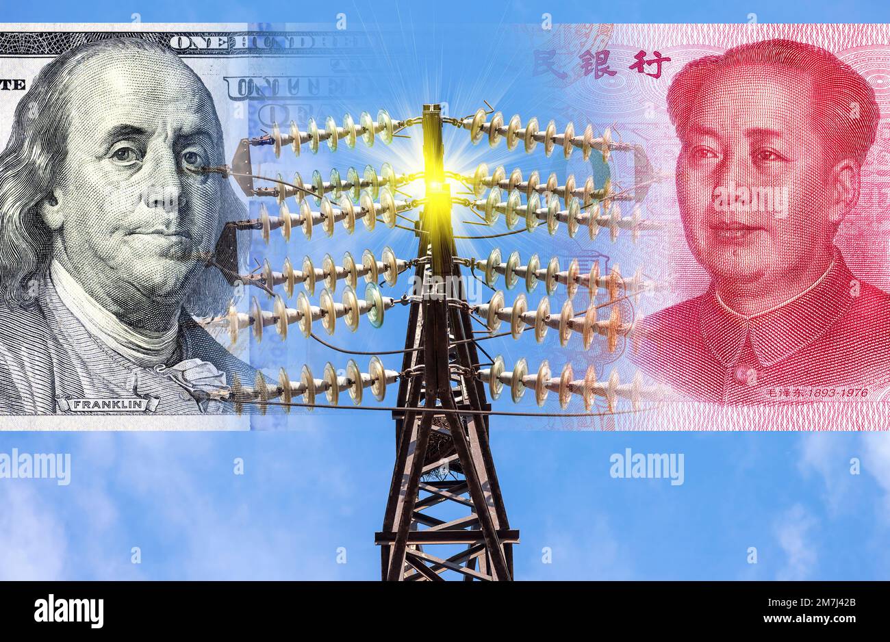 Banconote in dollari americani e yuan cinesi sullo sfondo di una linea elettrica ad alta tensione. Concetto di tassa di elettricità Foto Stock