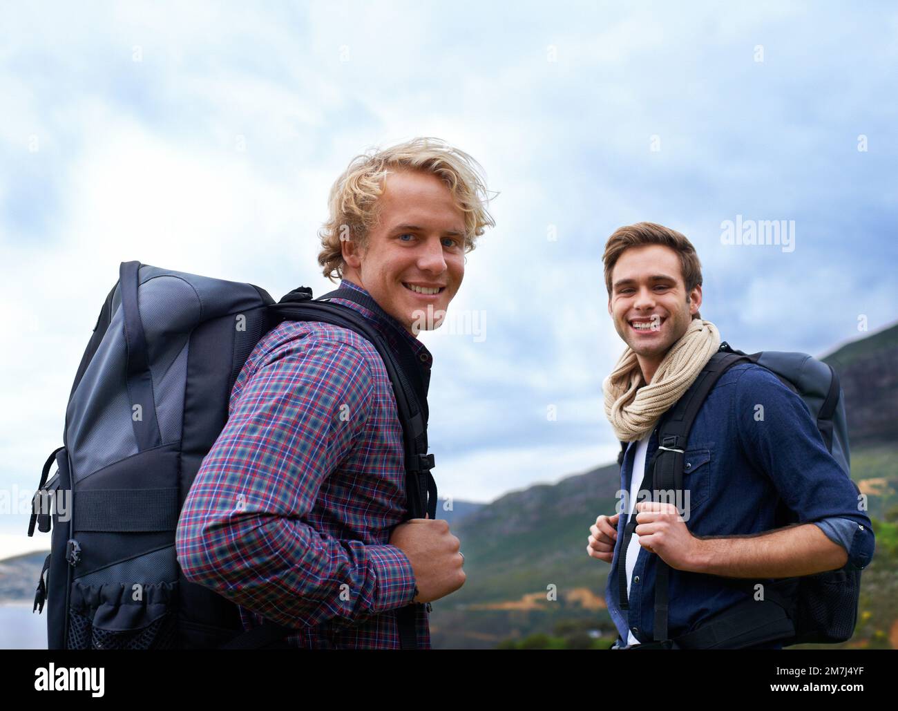 Due uomini d'avventura. Due backpackers maschi esplorando la natura insieme. Foto Stock