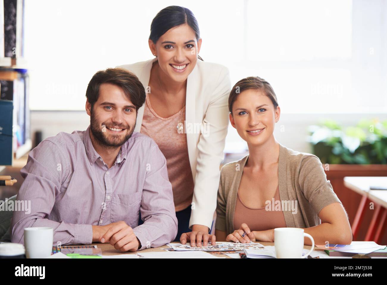 Il lavoro di squadra consente di ottenere un risultato aziendale complessivo migliore. tre soci di affari che lavorano insieme su un progetto. Foto Stock