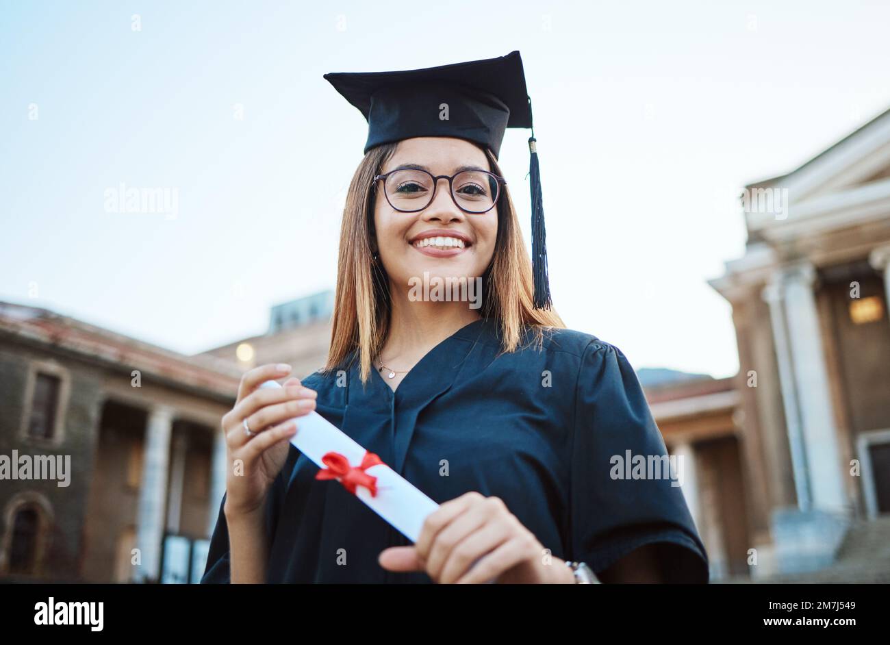 Ritratto, laurea e studio con una studentessa che ha un diploma o un certificato all'aperto il giorno della laurea. Istruzione, obiettivo o invidiosità con un Foto Stock