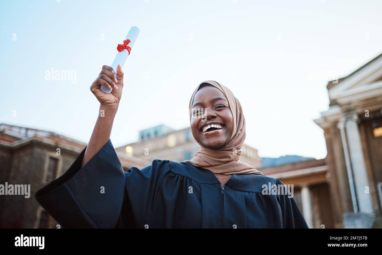 Educazione, laurea e ritratto di donna musulmana all'università, al college e al campus universitario con diploma. Celebrazione, cerimonia di certificazione e ragazza Foto Stock