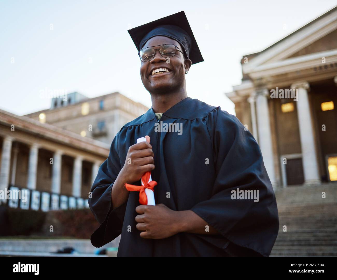 Diploma universitario, laurea e ritratto di un uomo nero al campus per celebrare il successo scolastico. Borsa di studio, orgoglio e studente africano con Foto Stock