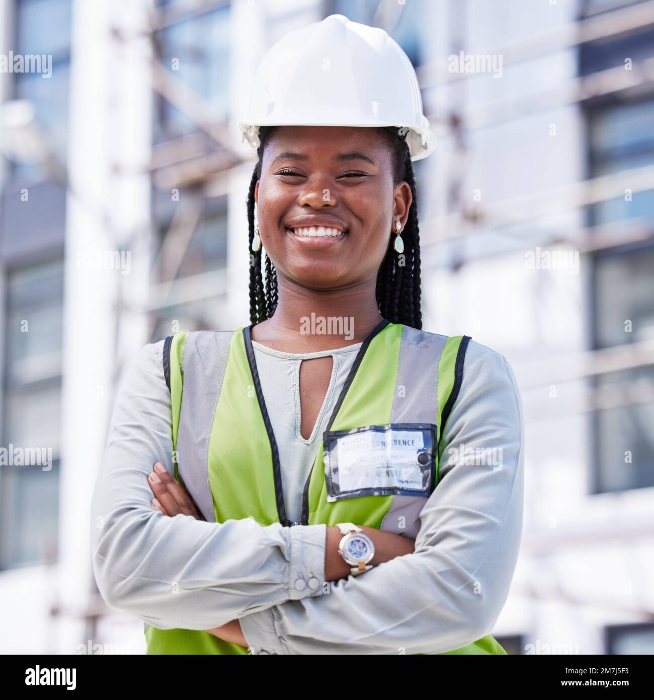Architettura, project management e ritratto di donna nera in cantiere per ingegneria civile, progettazione e ispezione di edifici. Industriale Foto Stock