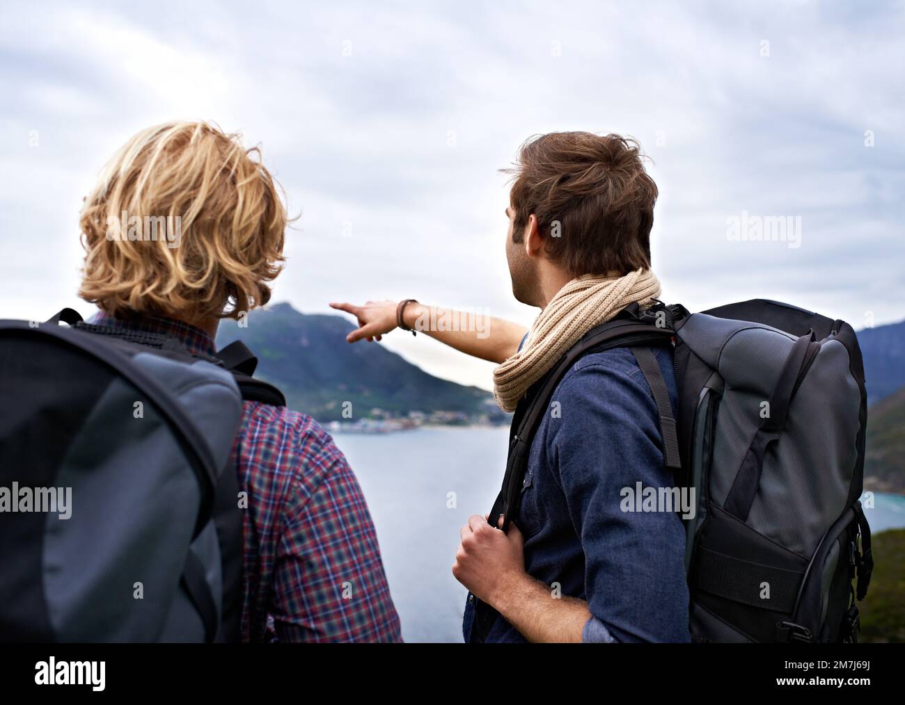 Dovremmo andare a esplorare quest'area. Due backpackers che ammirano una splendida vista. Foto Stock
